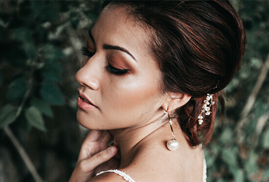 Bronzer Lidschatten Make-up Look natürliche Augenbrauen Braut