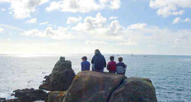 A.v.A. und seine Söhne beim Urlaub am Meer / Land’s End, GB