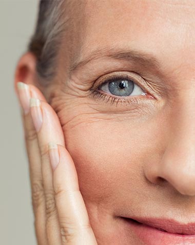 Was sind Krähenfüße? Tipps gegen tiefe Falten an den Augen