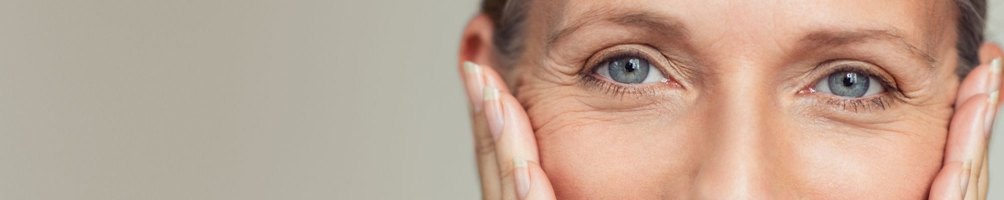 Krähenfüße loswerden Lachfalten und Augenfalten ohne Botox entfernen